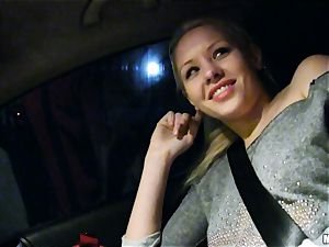 nice Lola Taylor gets delicious smashing on the back seat